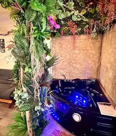 Jungle Avec Jaccuzi Au Coeur De *
