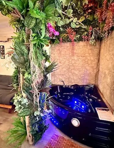 Jungle Avec Jaccuzi Au Coeur De *