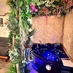 Jungle Avec Jaccuzi Au Coeur De *