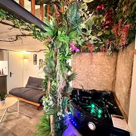 Jungle Avec Jaccuzi Au Coeur De *